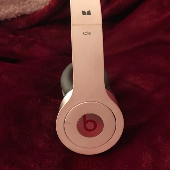 Beats Solo HD Wired Headphones - Picture 5 of 6